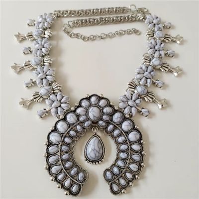 Pierre-bleue-claire-collier-blanche