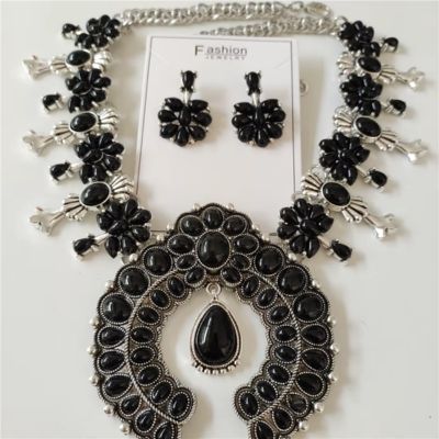 Pierre-bleue-claire-parure-noir